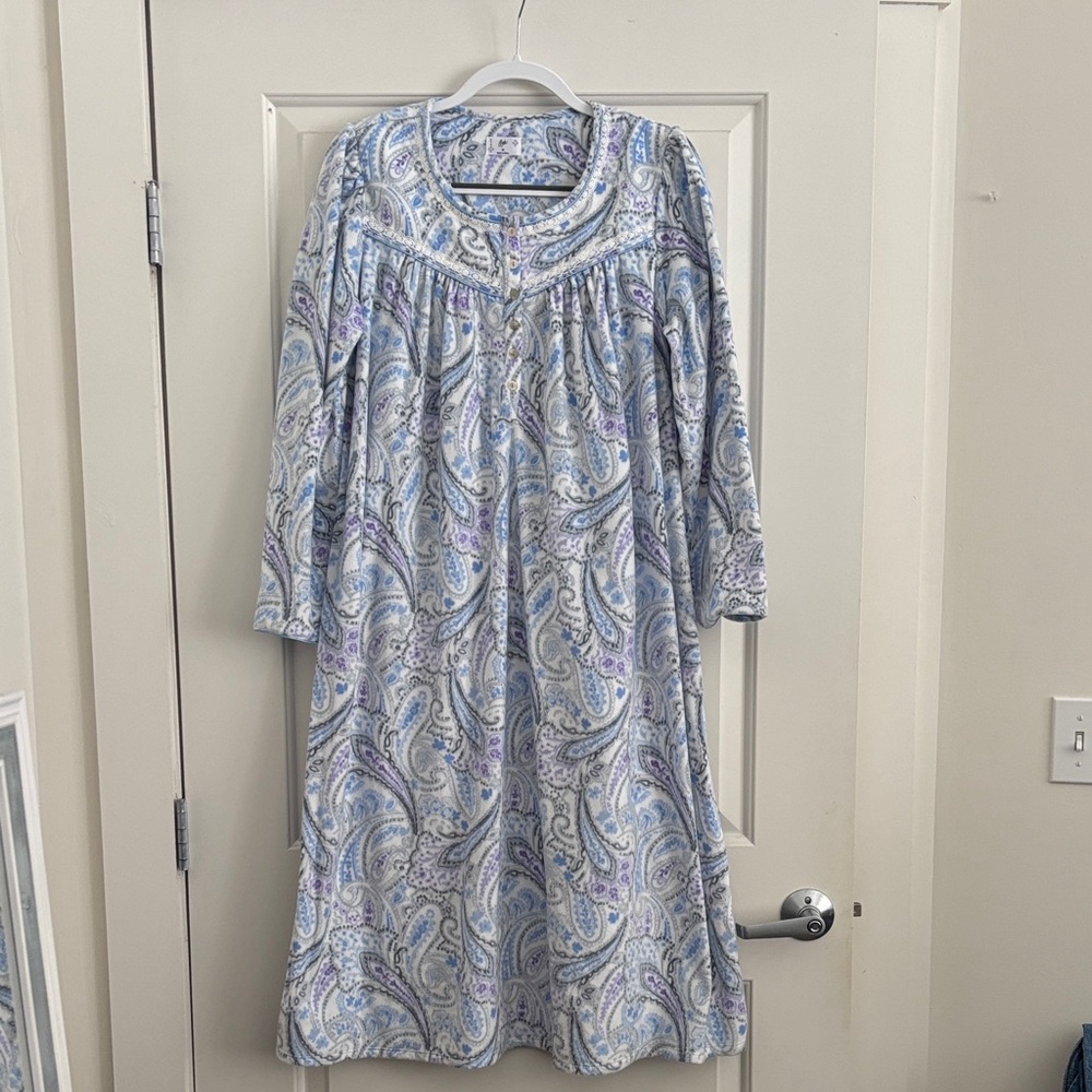 NWOT Aria blue & purple paisley print fleece/velour nightgown, medium